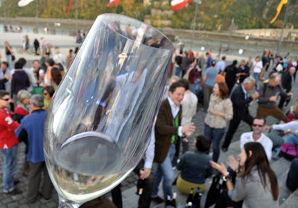 Wein-Flashmob oder der Flaschenmob am Deutschen Eck in Koblenz